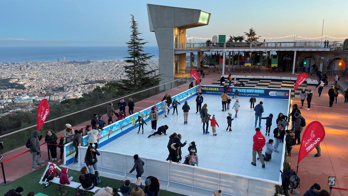 La pista de hielo con vistas del Tibidabo.