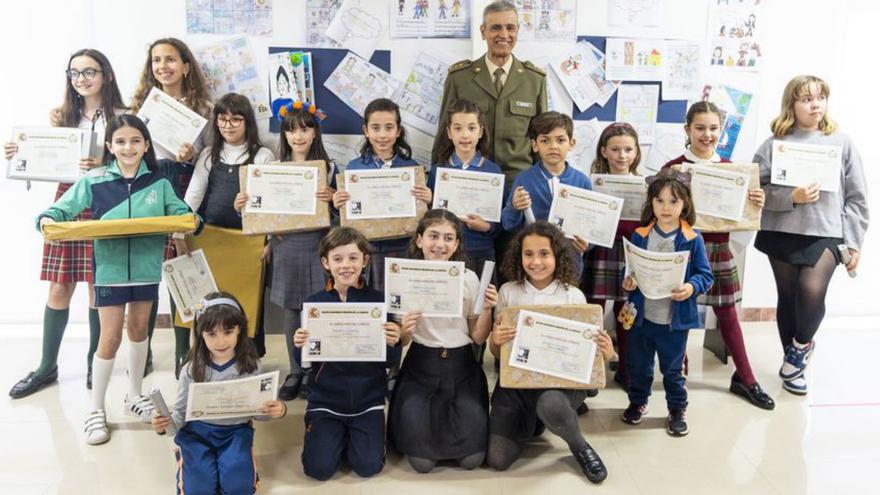 Ganadores del concurso y el militar que dio los premios. |   // I. R./R. A.