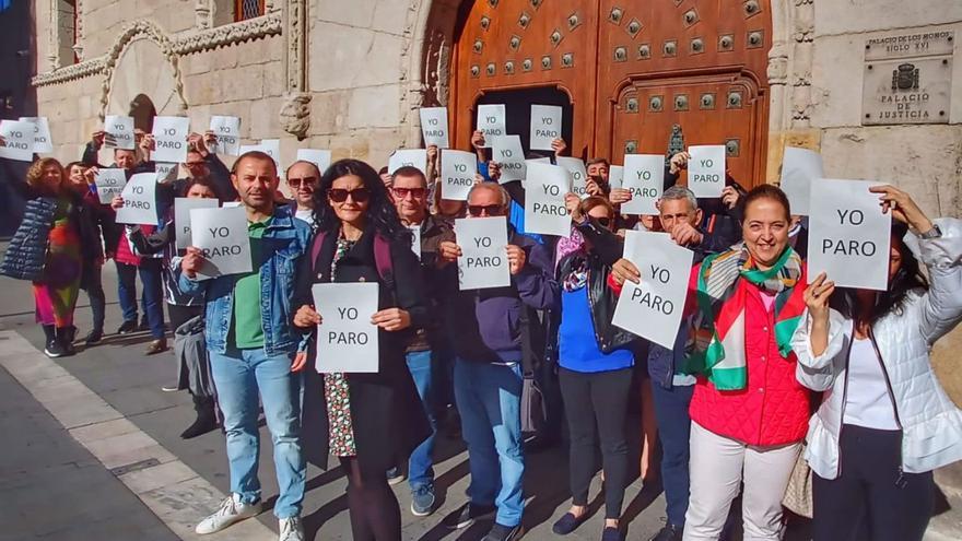 Los funcionarios de Justicia en Zamora se concentran ante la Audiencia.