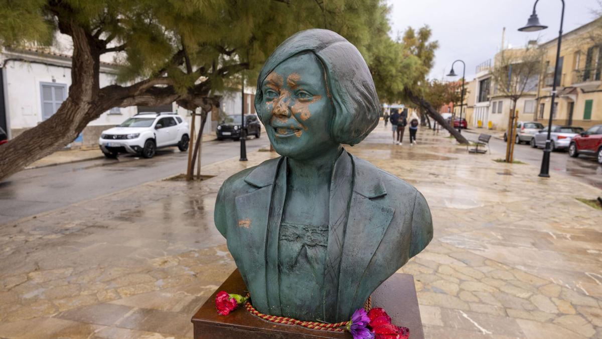 Así ha quedado el busto de Aurora Picornell tras el ataque.