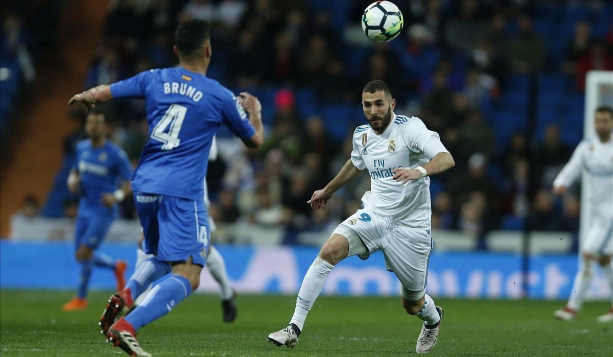 zentauroepp42382199 real madrid s karim benzema  right vies for the ball with ge180303214438