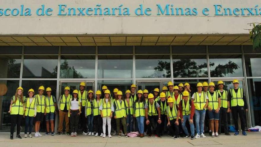 Alumnos de primero de la escuela, con los Equipos de Protección Individual. // FdV