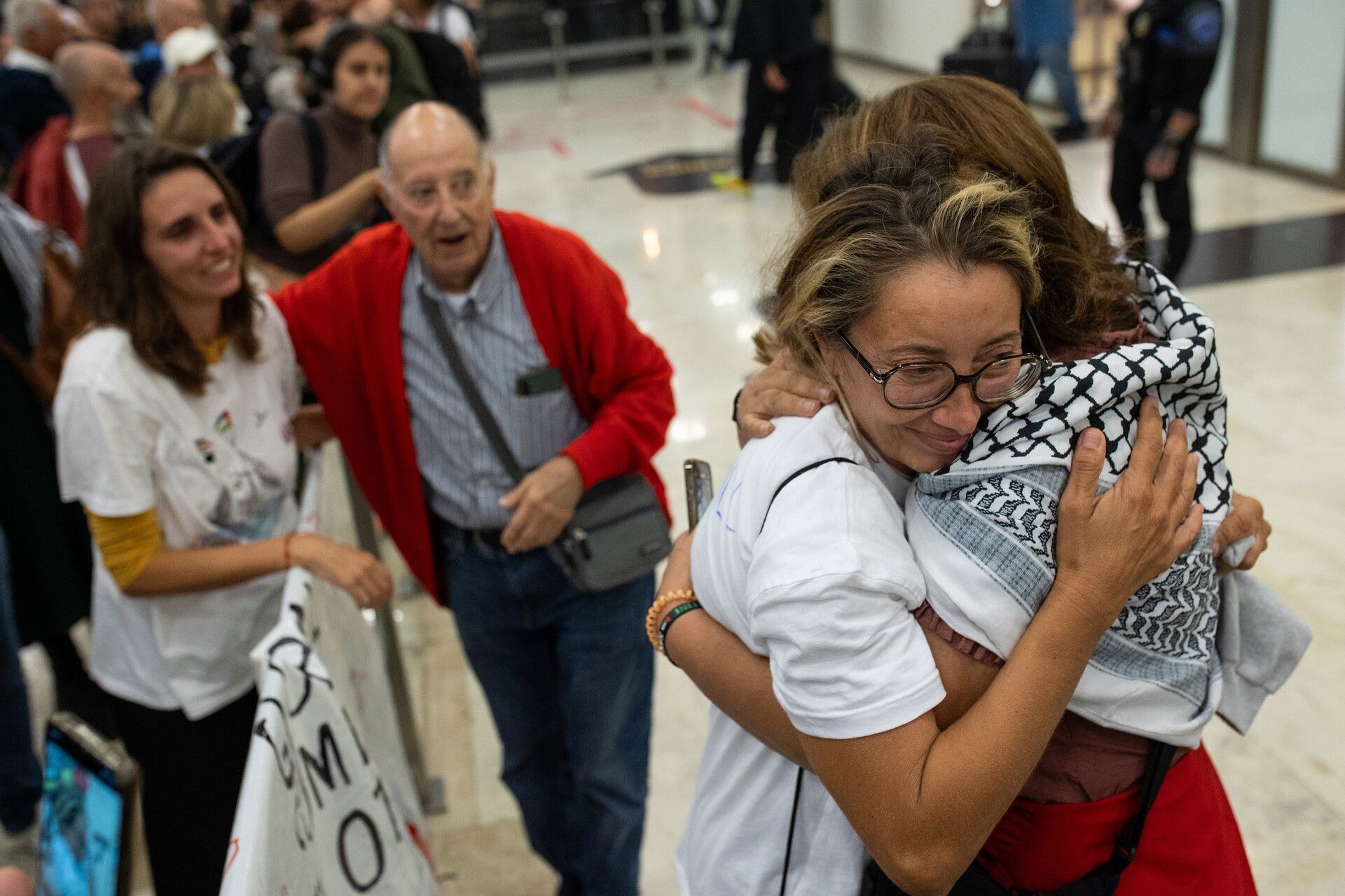 La mallorquina Reyes Rigo y otros cinco miembros de la segunda flotilla a Gaza aterrizan en el aeropuerto de Madrid