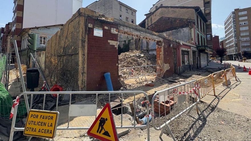 Demolición de una casa en ruinas en la plaza de La Salve de Sama | D. O.