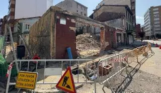 Demolición de una casa en ruinas en la plaza de La Salve de Sama