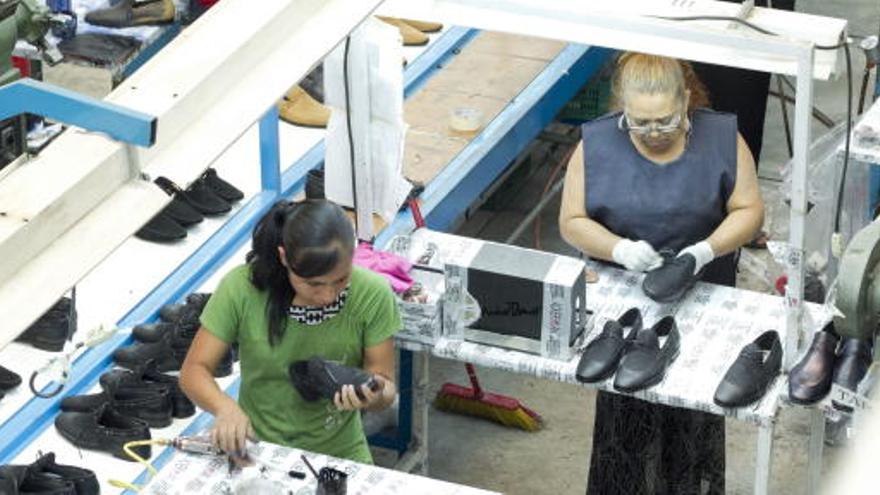 Unas mujeres trabajan en una fábrica.