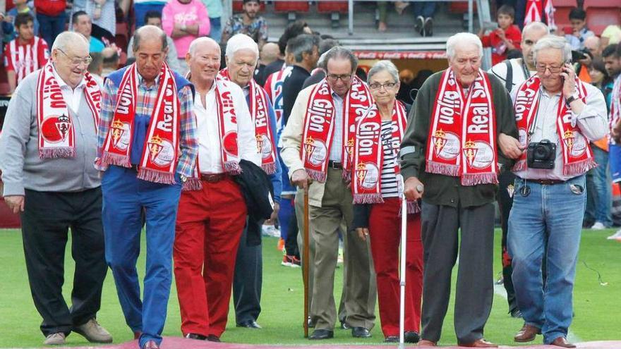 Los socios de honor se dirigen al centro del campo.