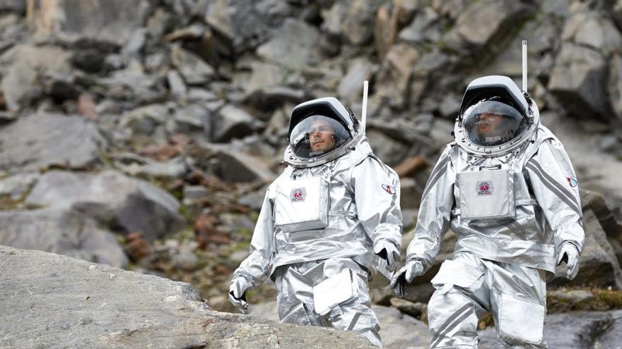 Dos astronautas en la primera recreación de una misión a Marte.