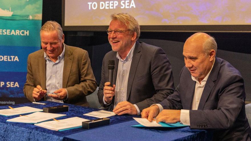 Laudelino Alperi, a la derecha, durante la firma del contrato para el oceanográfico.   | // EVALIEN WETERINGS / NIOZ