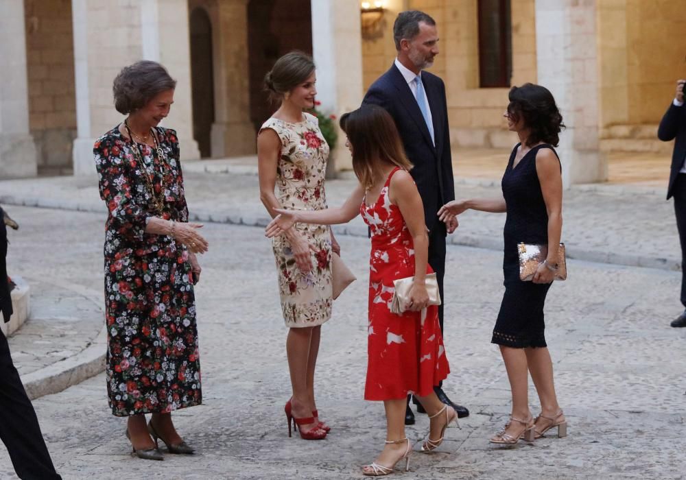 Los Reyes reciben a la sociedad balear en la Almudaina