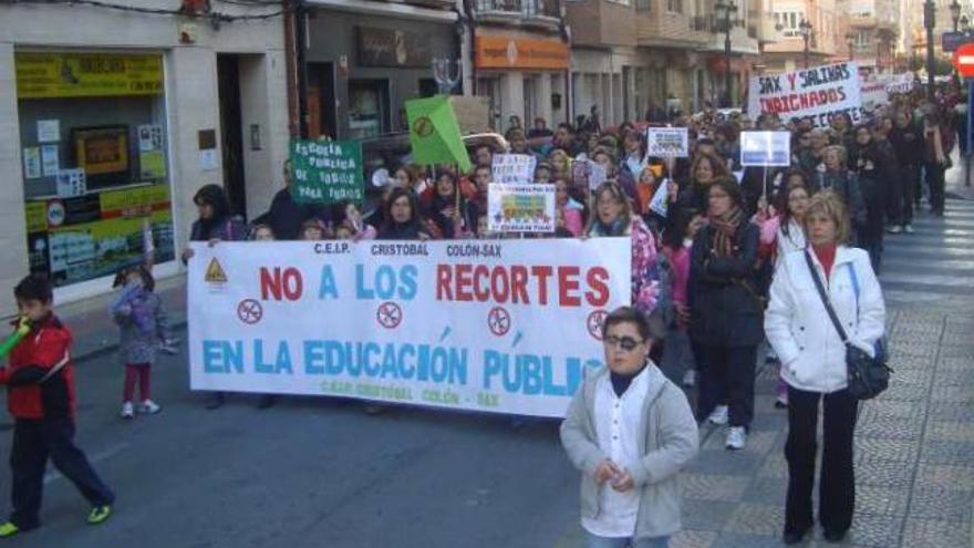 La manifestación contra los recortes en la educación pública durante la tarde de ayer en Sax.