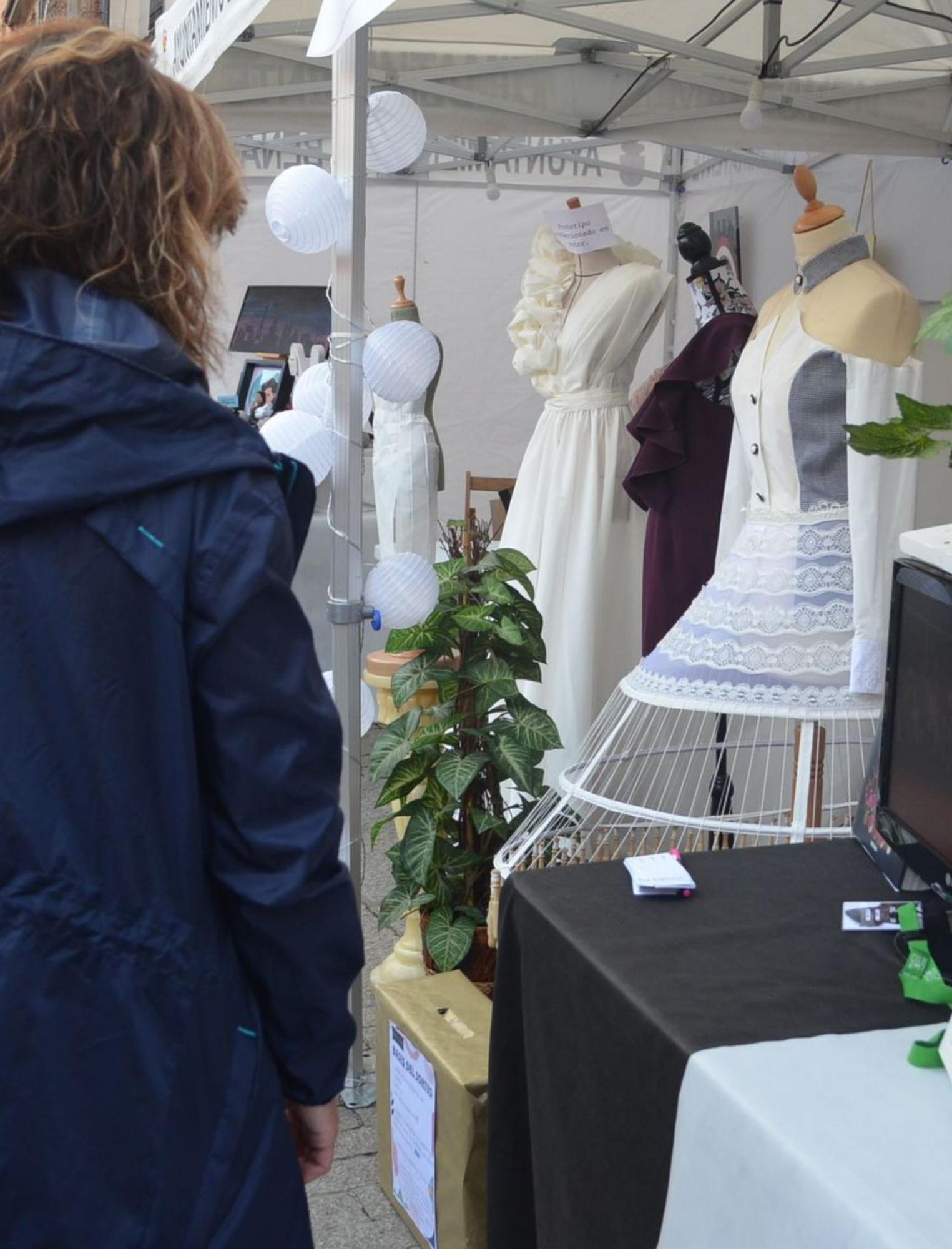 Uno de los expositores de la Feria, donde se muestra el proceso de diseño de moda. | E. P.