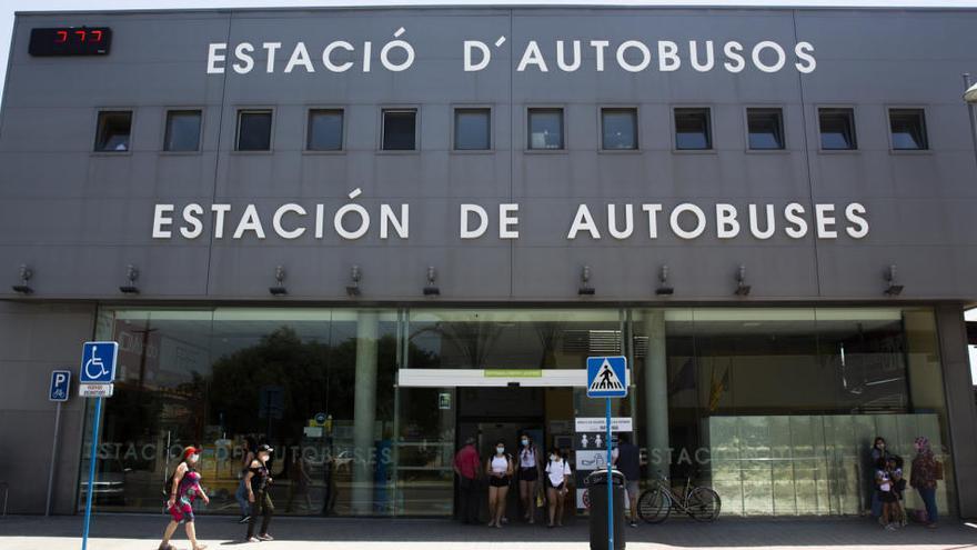 Fachada principal de la estación de autobuses de Alicante, situada sobre terreno portuario