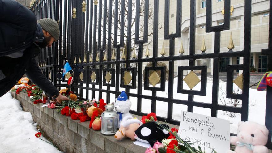 Pequeño altar recordando a los fallecidos de Kemerovo.