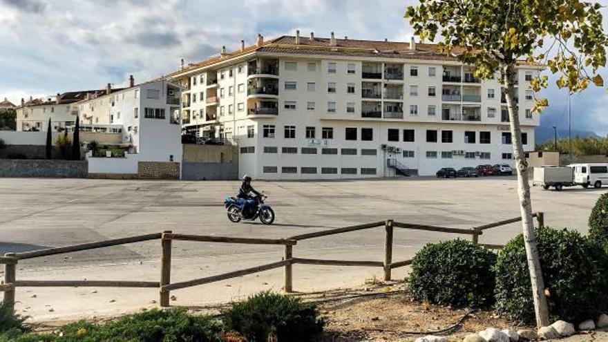 El parking con la zona por donde se quiere conectar al fondo.