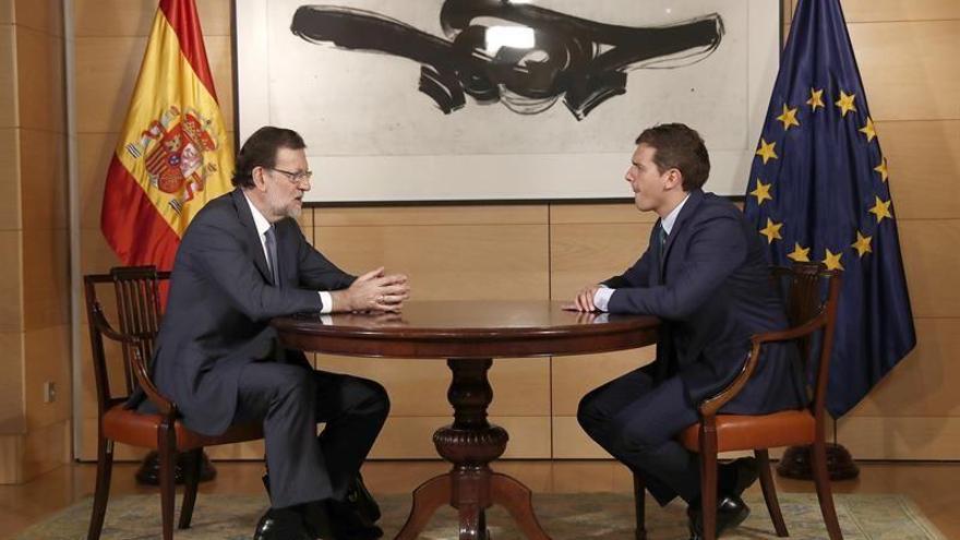 Rajoy y Rivera abren camino a la negociación y urgen al PSOE a mover ficha