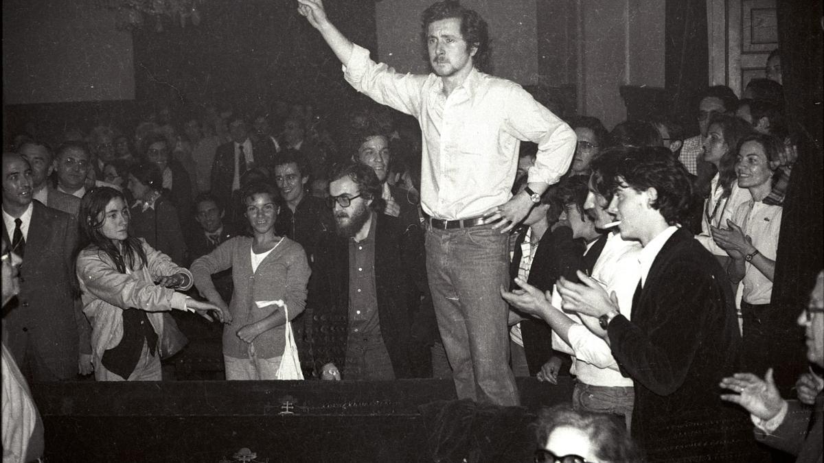 Toño Rodríguez durante una asamblea estudiantil en los años setenta.