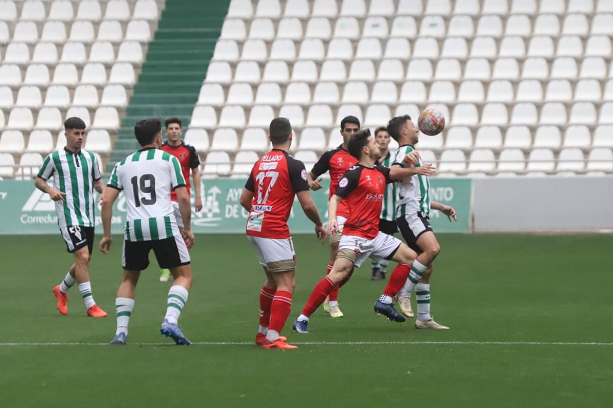 Las imágenes del derbi entre el Córdoba B y el Salerm Puente Genil