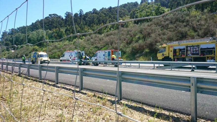 Un motorista se sale de la vía y choca contra la barrera de la mediana en Llanes