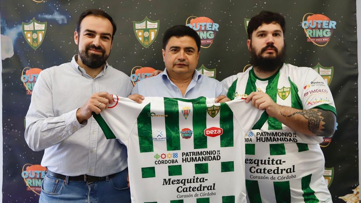 Asistentes a la presentación de la entrada del Córdoba Futsal en la entrada del Metaverso.