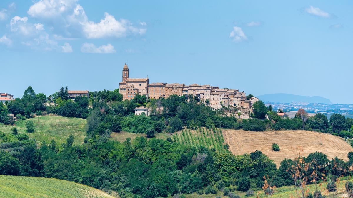 Se alquila pueblo en Italia: con un precioso castillo, teatro, convento y bodega