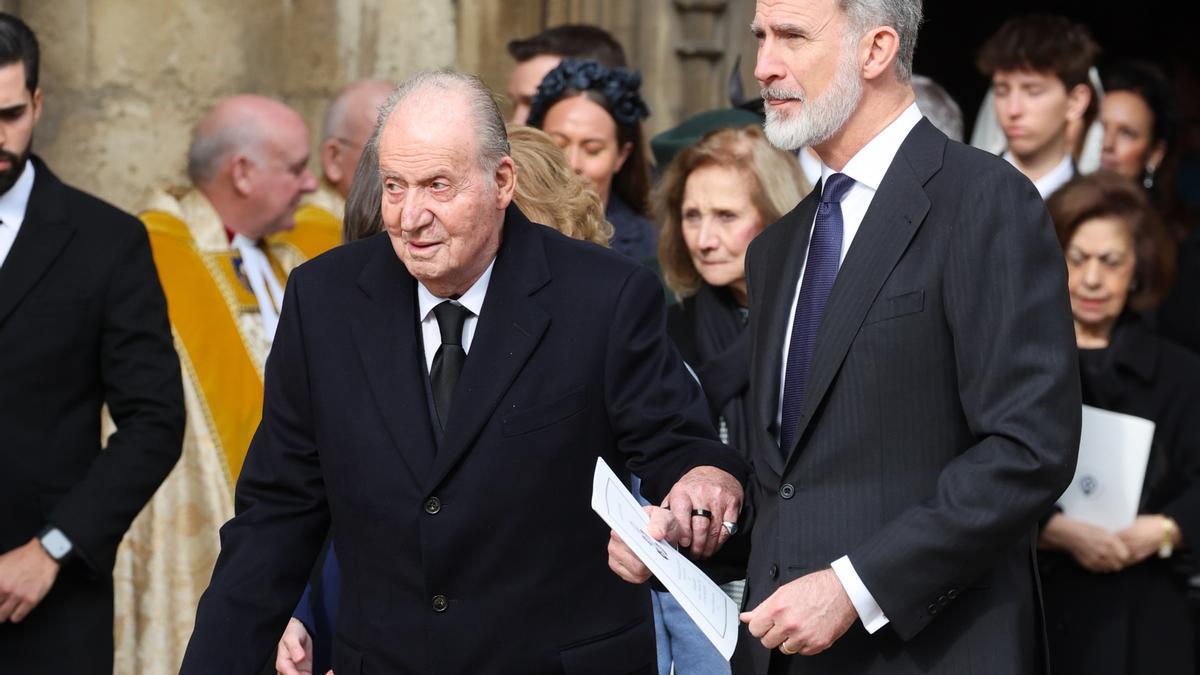 El comentado gesto del rey Felipe y el emérito Juan Carlos a la salida de la misa por Constantino de Grecia