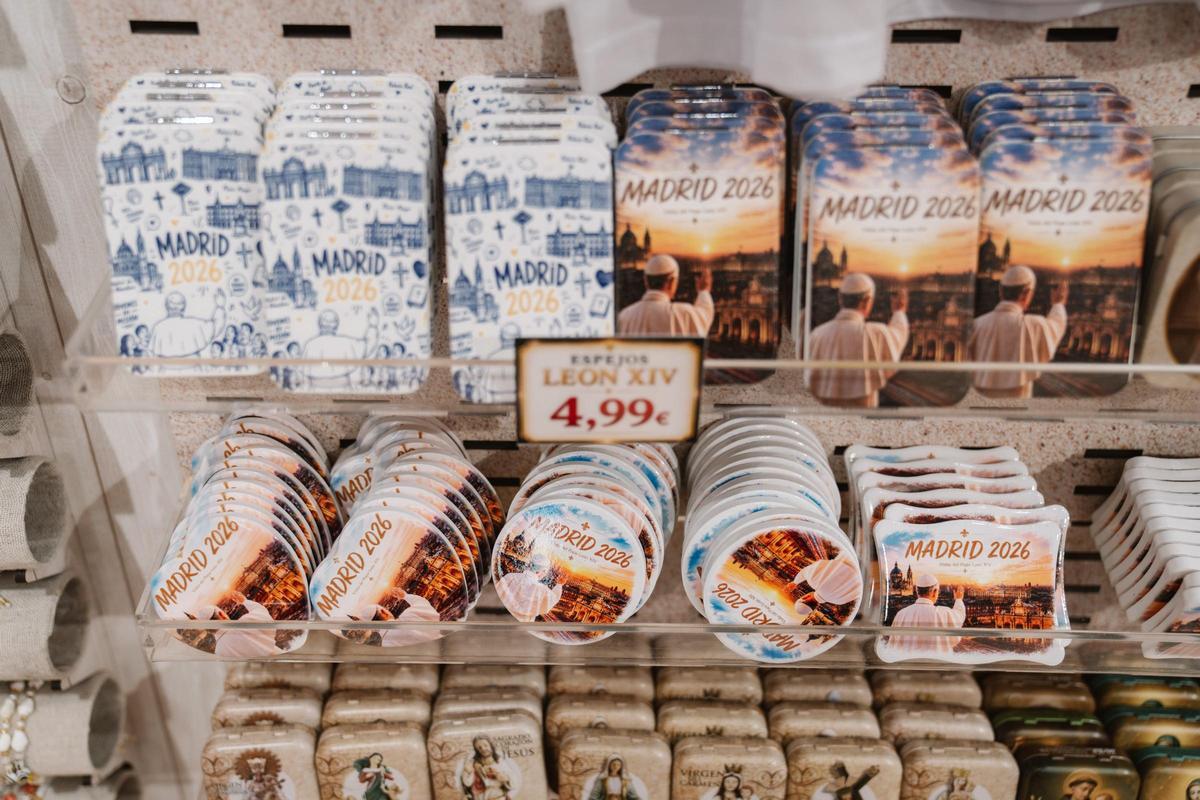 Taza, camisetas e imanes: todos los souvenirs por la visita del papa León XIV a Madrid
