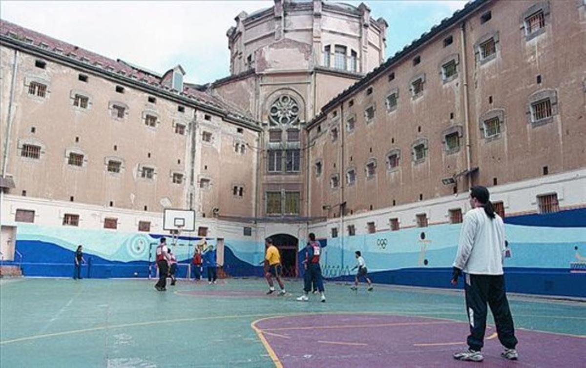 Uns reclusos practiquen esport al pati de la presó Model de Barcelona.