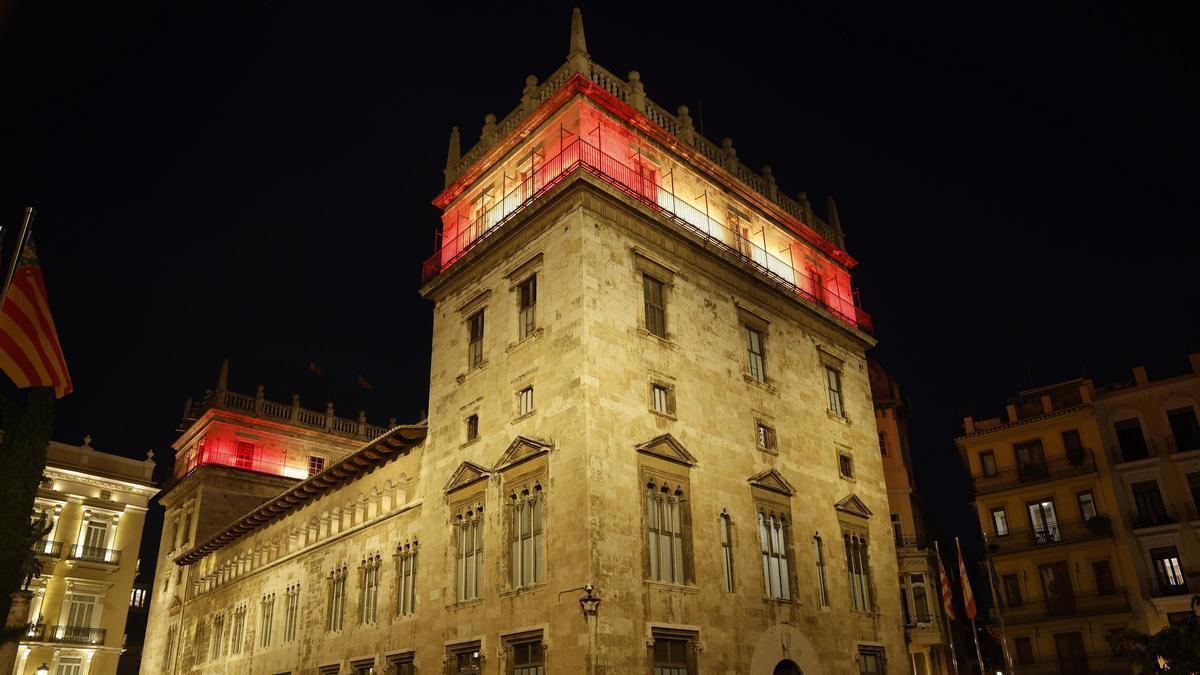 El Palau con los colores de la bandera de España.