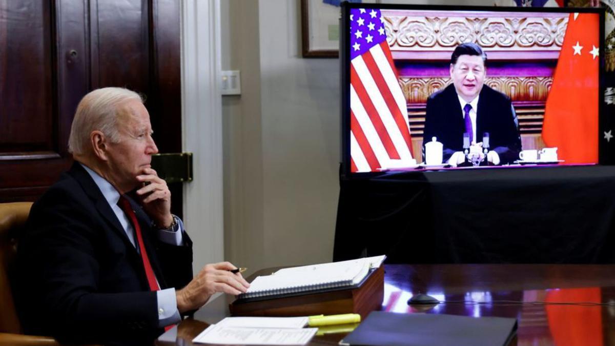 Biden escolta Xi en un moment de la reunió virtual. | REUTERS