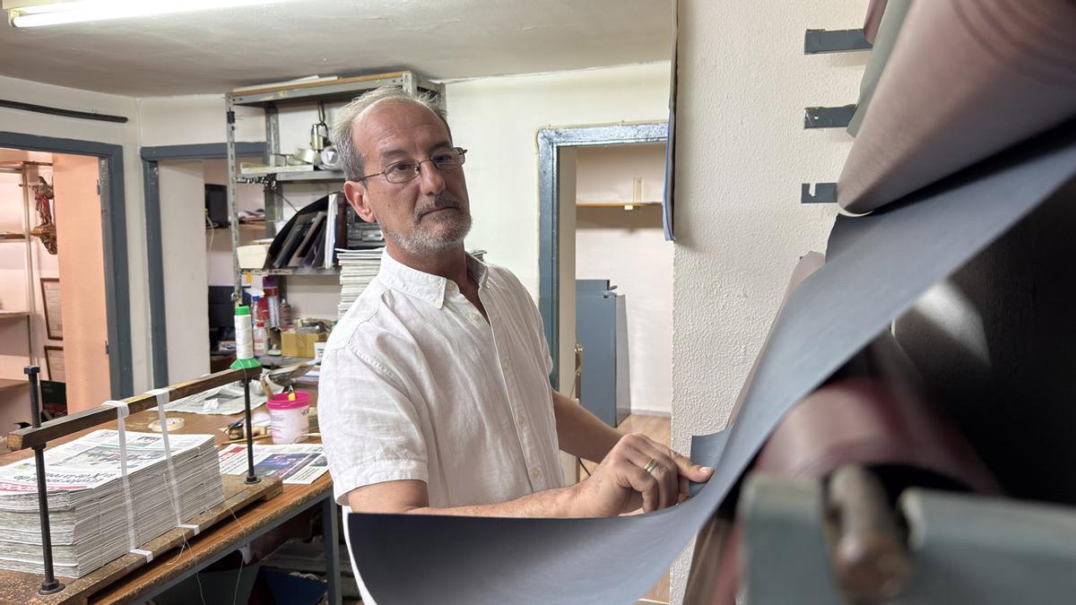 Manuel López, encuadernador desde hace cuarenta años.