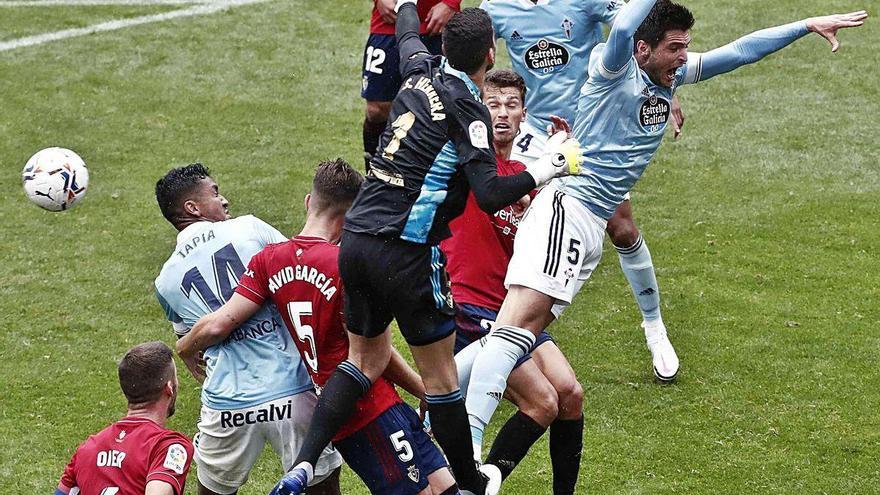 Sergio Herrera despeja de puños en una acción en el área de Osasuna.