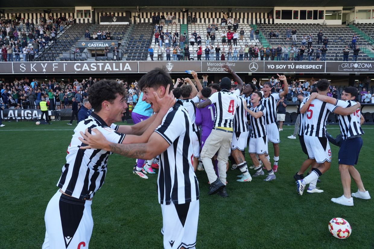 ¡Las mejores imágenes de la celebración del ascenso a Segunda Federación del Castellón B!