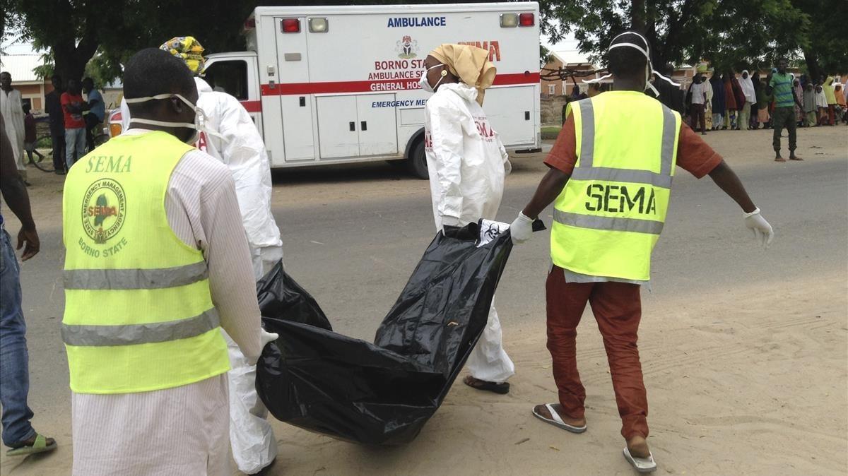 zentauroepp39435268 rescue workers remove the body of a victim after a suicide b170728013638