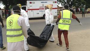 zentauroepp39435268 rescue workers remove the body of a victim after a suicide b170728013638