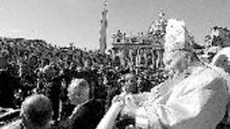 El Papa, con un aspecto cansado y débil, beatifica a la Madre Teresa