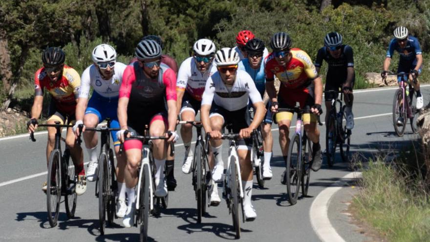 Un grupo de ciclistas afronta las primeras rampas de La Mola, el domingo en Formentera. | JOSÉ ANTONIO ARRIBAS