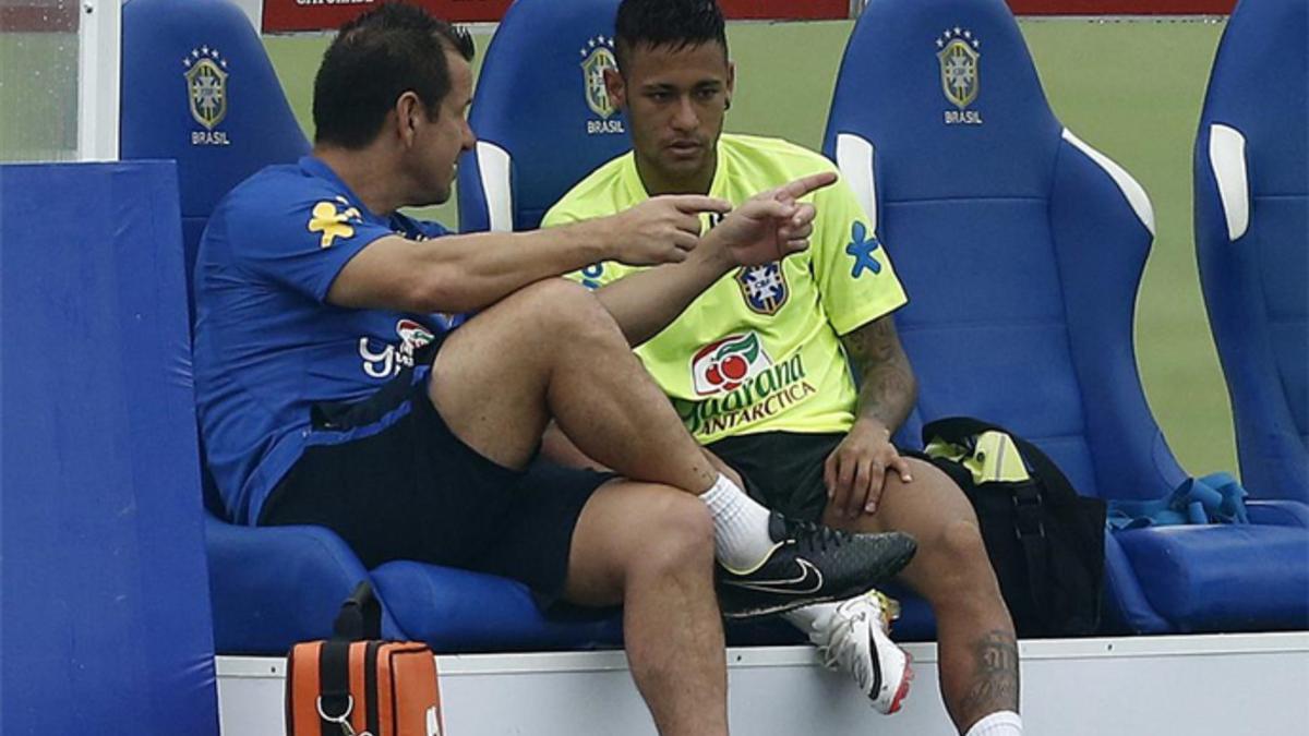 Neymar y Dunga, conversan en una concentración de Brasil