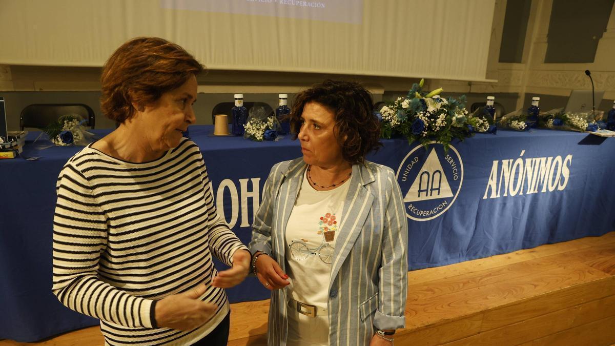 Carmen Moriyón, a la izquierda, con María José Gómez, antes de dar comienzo el acto de Alcohólicos Anónimos en el Antiguo Instituto.