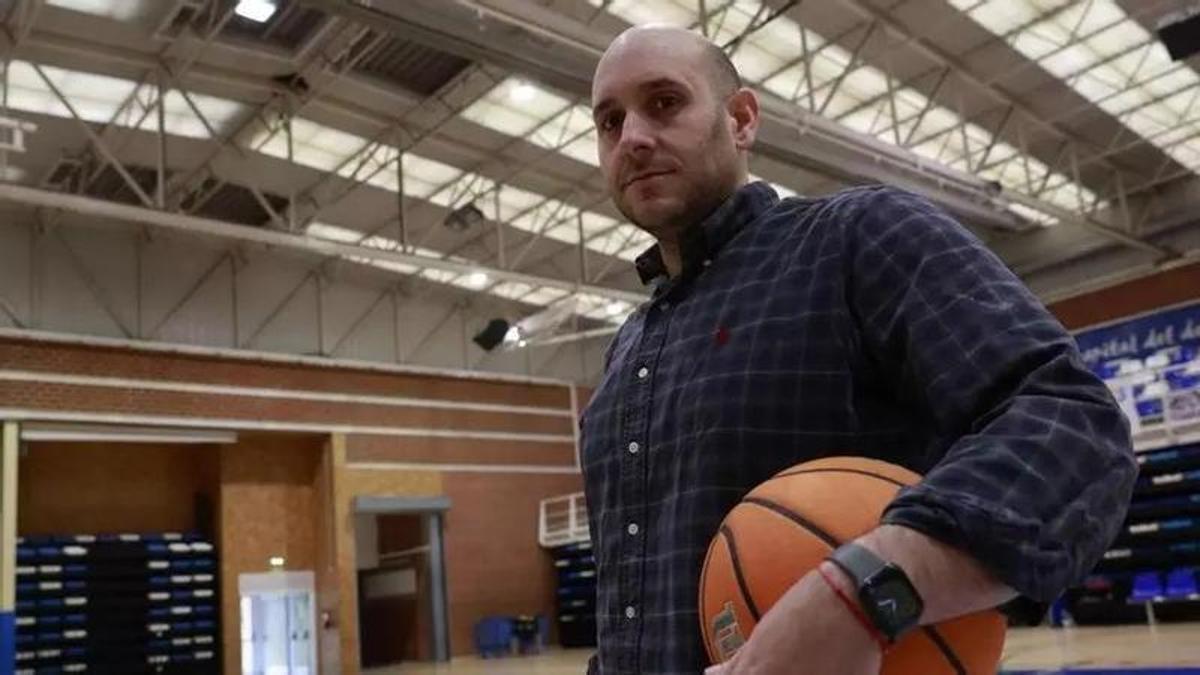 Íñigo de la Villa, en el polideportivo de Pumarín.