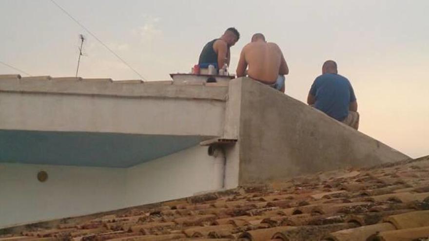 La Boatella denuncia el botellón de un grupo de turistas sobre los tejados