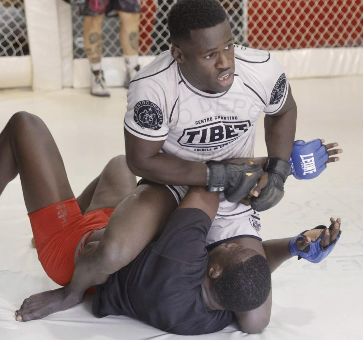 Mor Dieye, sobre Aziz Diaw, practicando una llave.