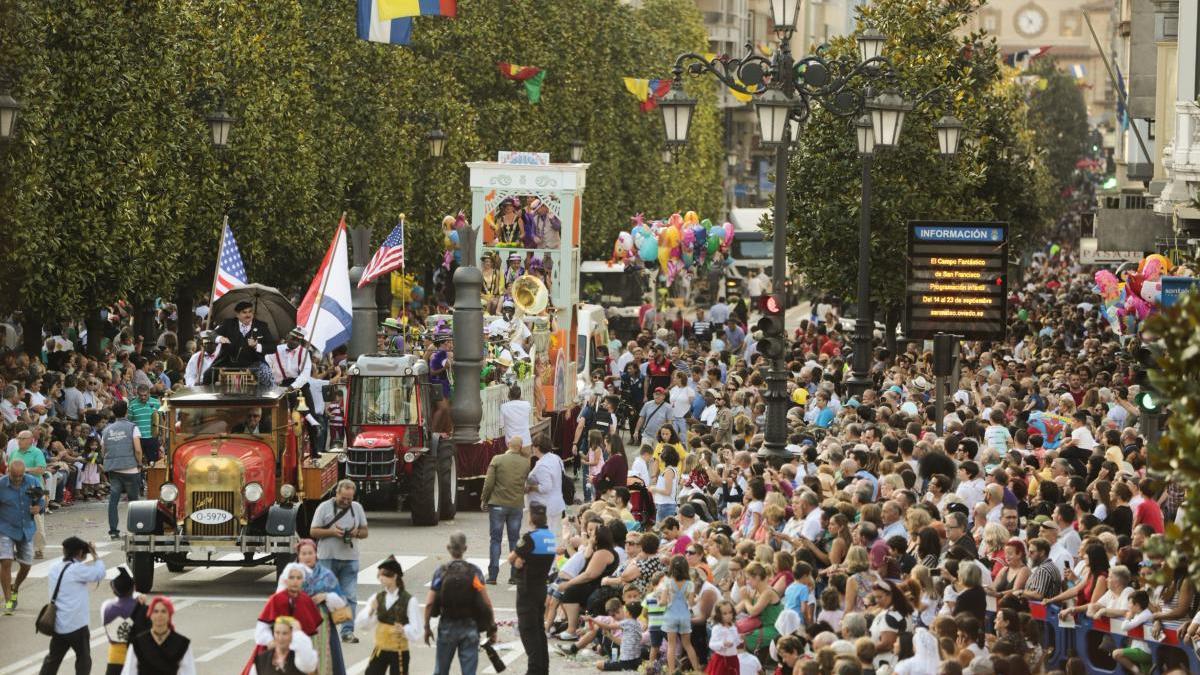 Vista general del desfile de América en Asturias de 2018.