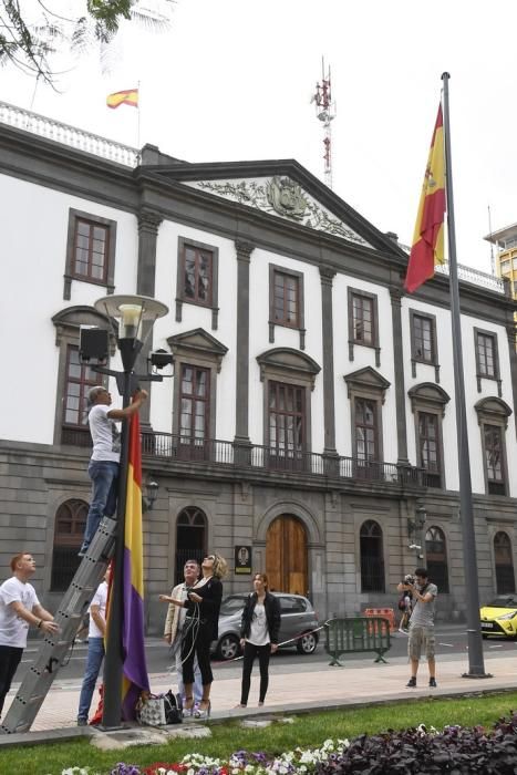 17-07-19 CANARIAS Y ECONOMIA. PARQUE DE SAN TELMO. LAS PALMAS DE GRAN CANARIA. Manifestacion, concentracion y despliegue de la bandera republicana delante del Palacio Militar. Fotos: Juan Castro.  | 17/07/2019 | Fotógrafo: Juan Carlos Castro