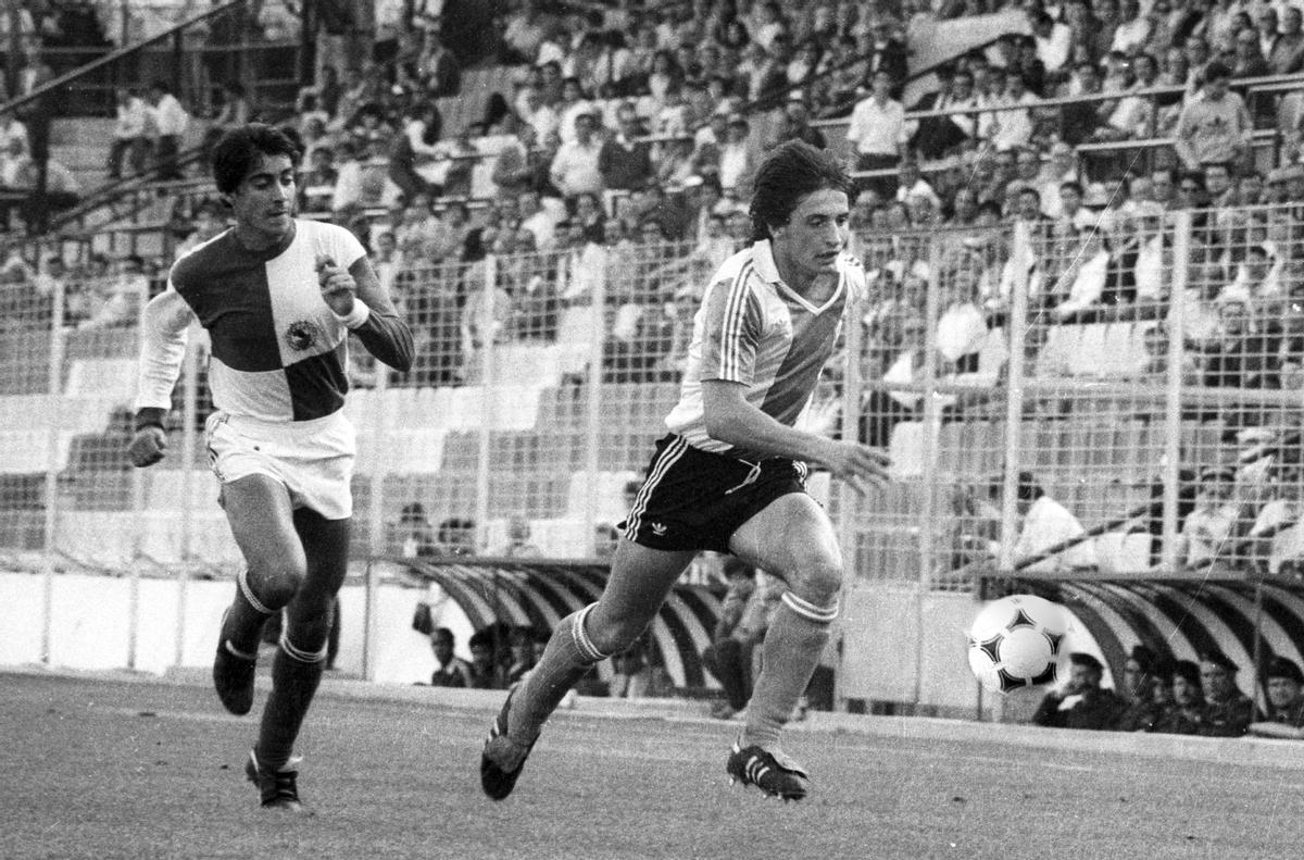 Jordi Fabregat conduce el balón en el triunfo del Hércules (2-1) ante el Sabadell el 10 de abril de 1983, en Segunda.