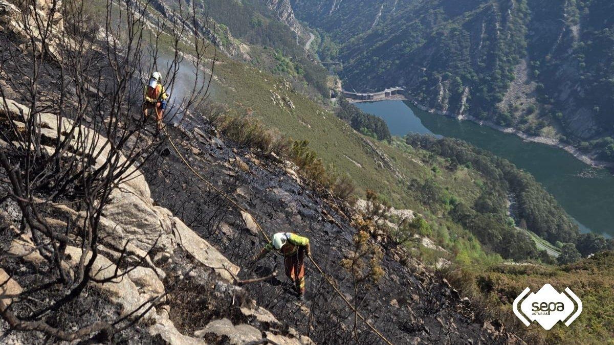 Bomberos en la extinción del incendio de Calabazos.