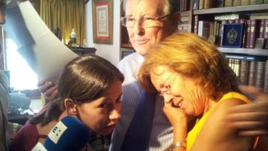 María del Carmen, su hija y su abogado tras enterarse de la noticia