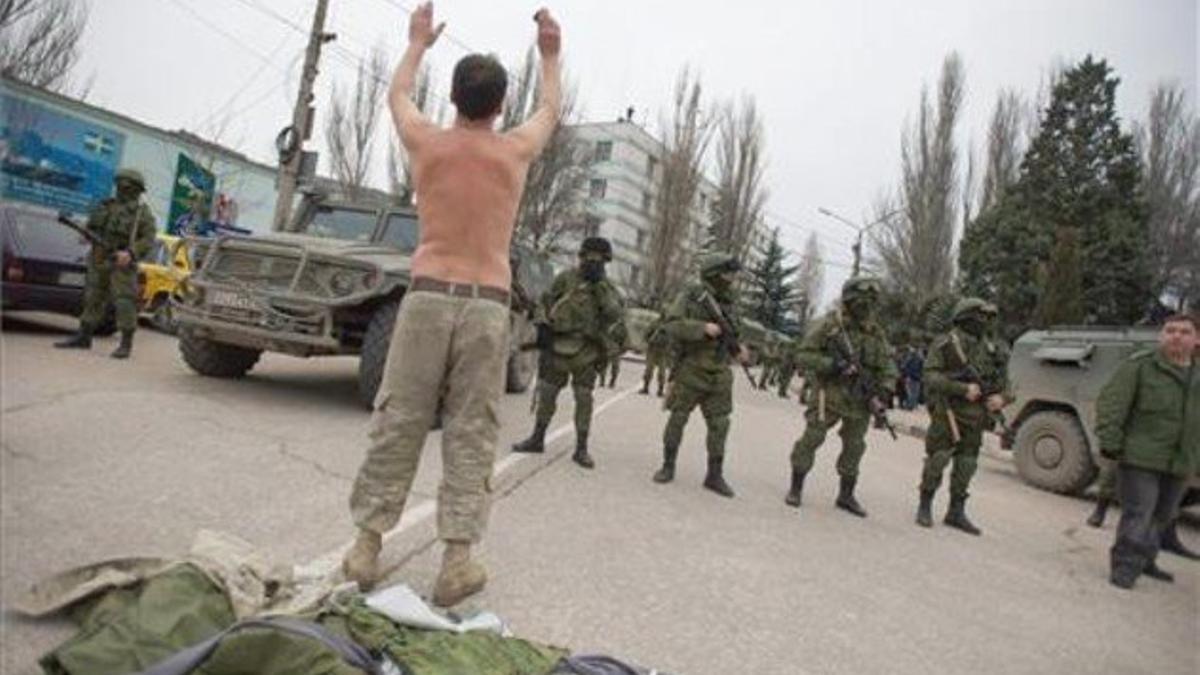 Un ucraniano, despojado de parte de su ropa, retenido por soldados rusos en Balaklava, Crimea, Ucrania