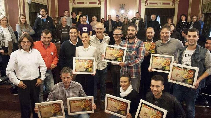 La entrega de los premios a los ganadores se llevó a cabo en el salón de plenos del Concello. // Brais Lorenzo