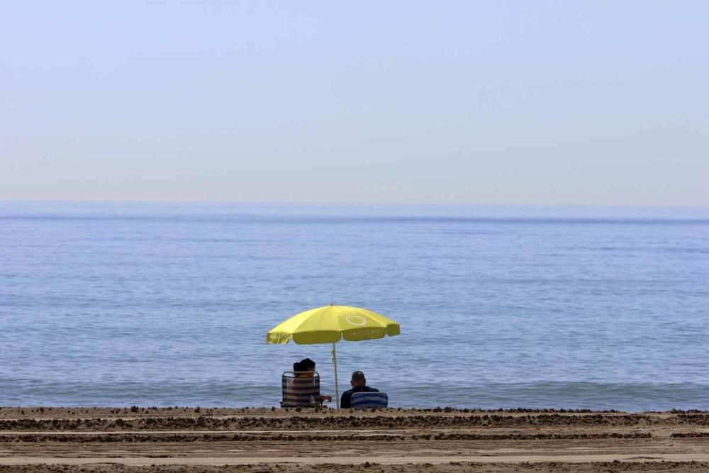 Los malagueños se lanzan a la playa